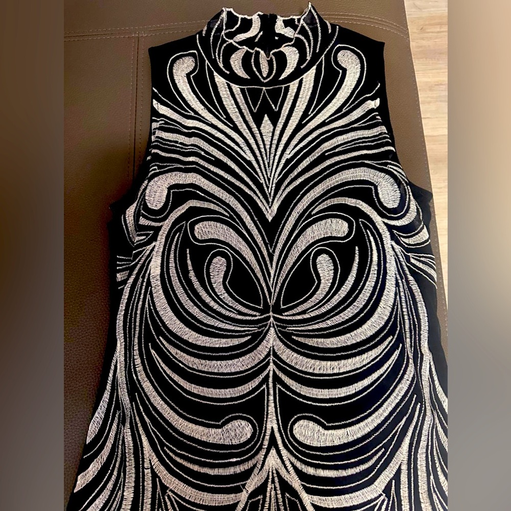 Inc international women top whit white Desigins wear ones very casul size M